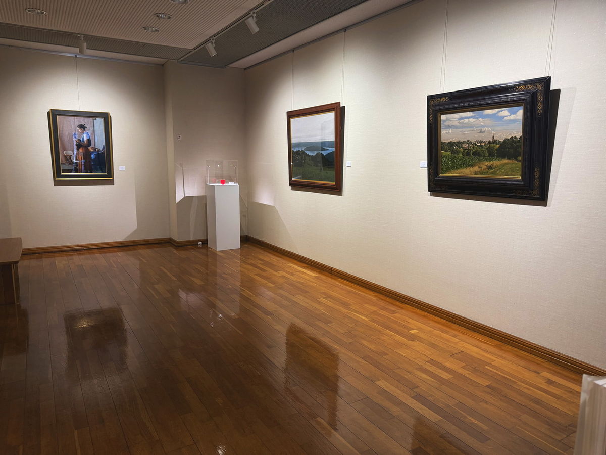 First-floor exhibition room of Shunpudo Gallery